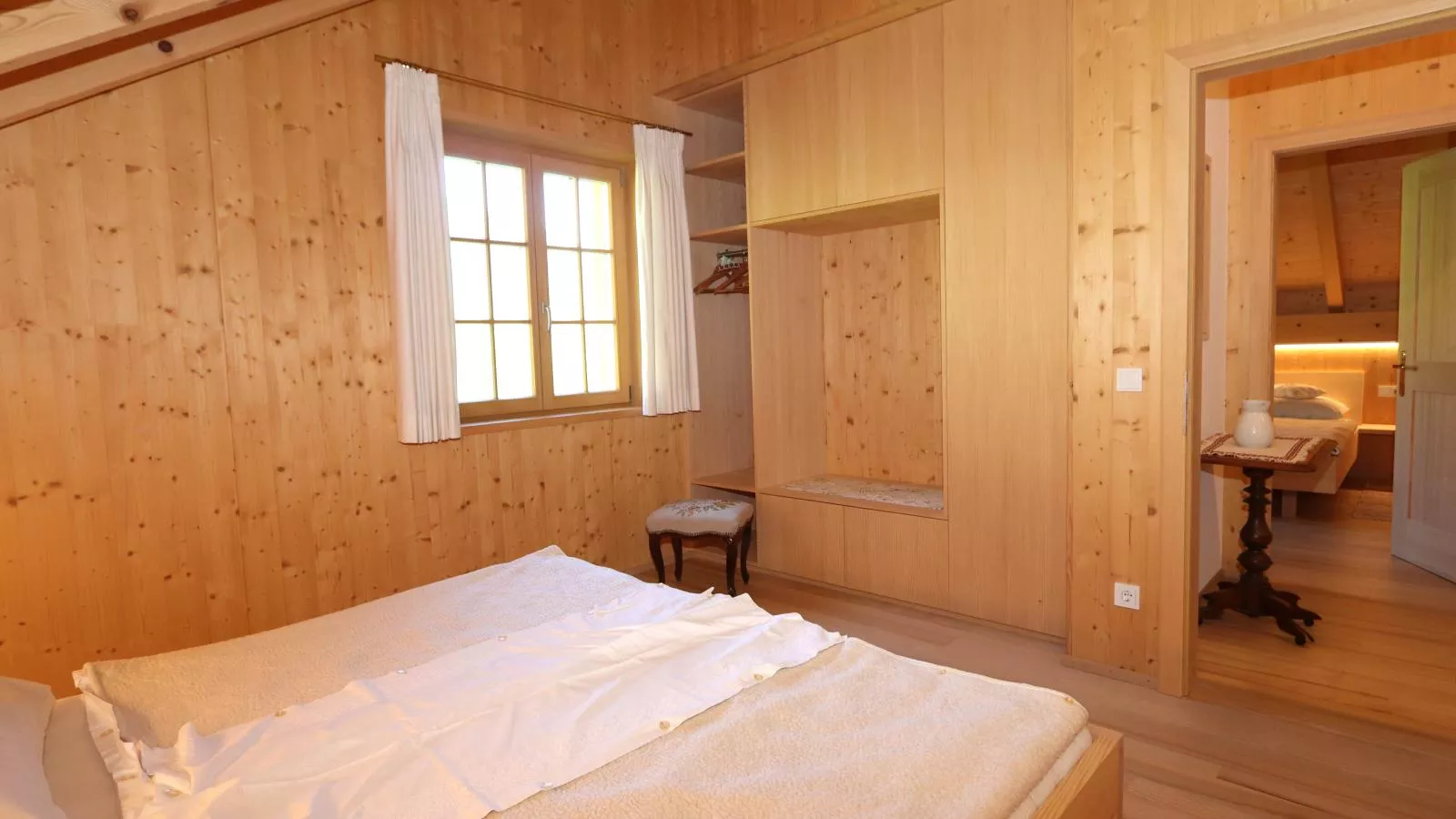 Reich-Bedroom
