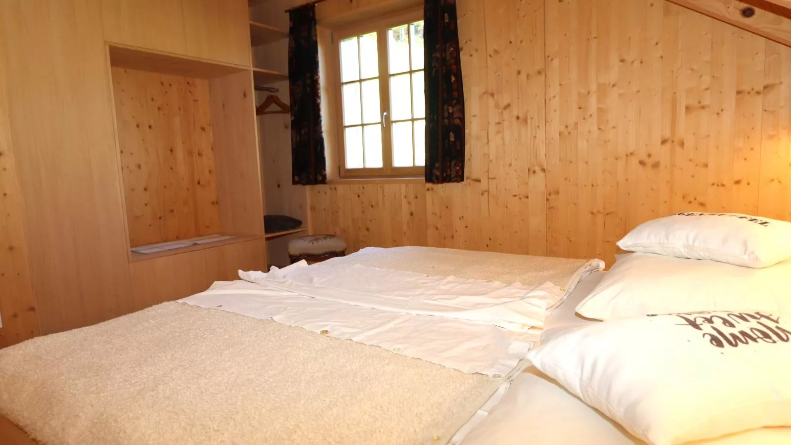 Reich-Bedroom