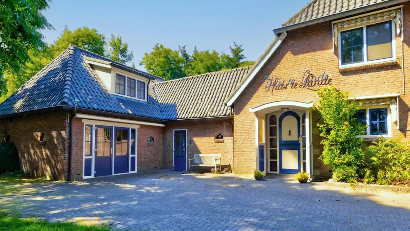 Huis te Lande-Exterior summer
