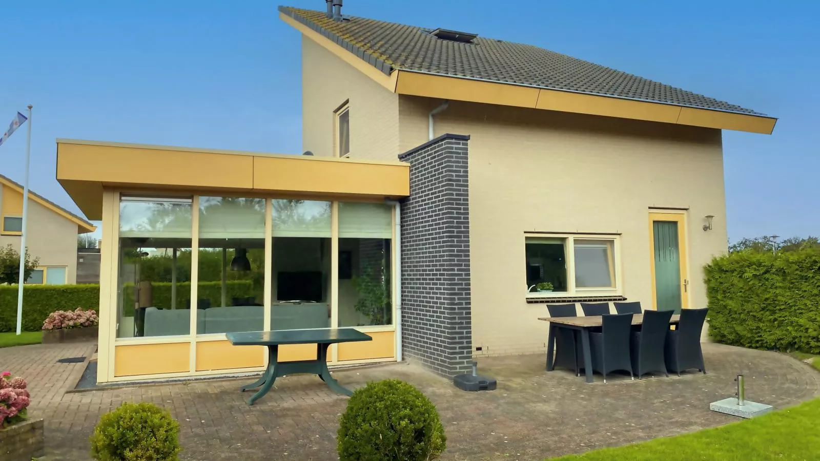 Escape in Friesland-Exterior summer