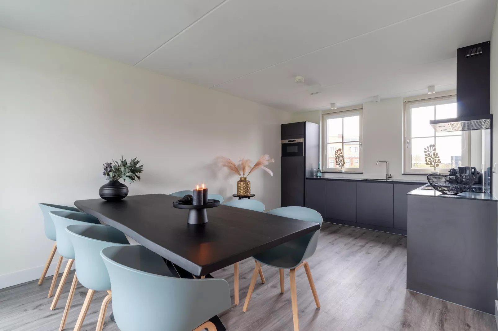 Charming Beveland met jacuzzi en buitensauna-Dining room
