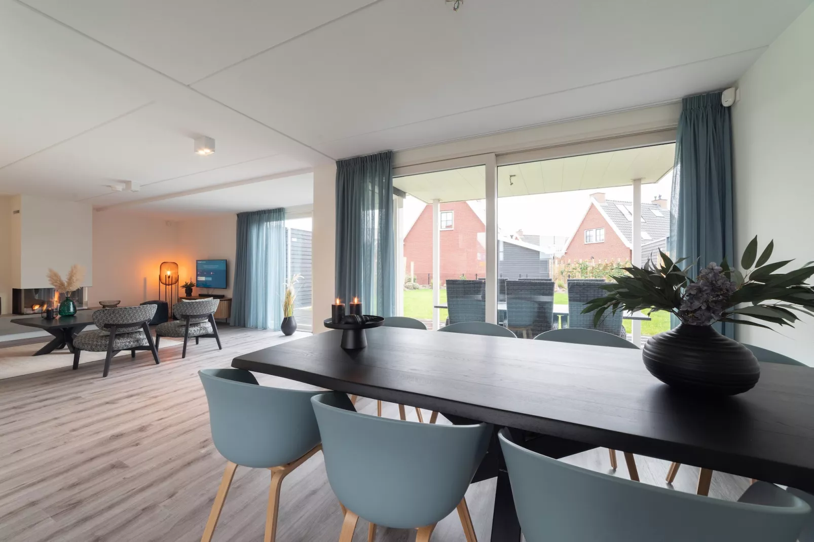 Charming Beveland met jacuzzi en buitensauna-Dining room