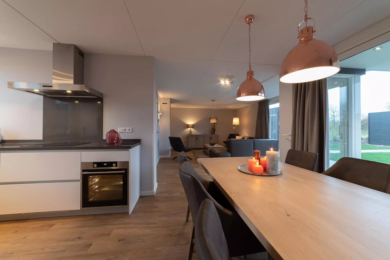 Charming Beveland met jacuzzi en buitensauna-Dining room