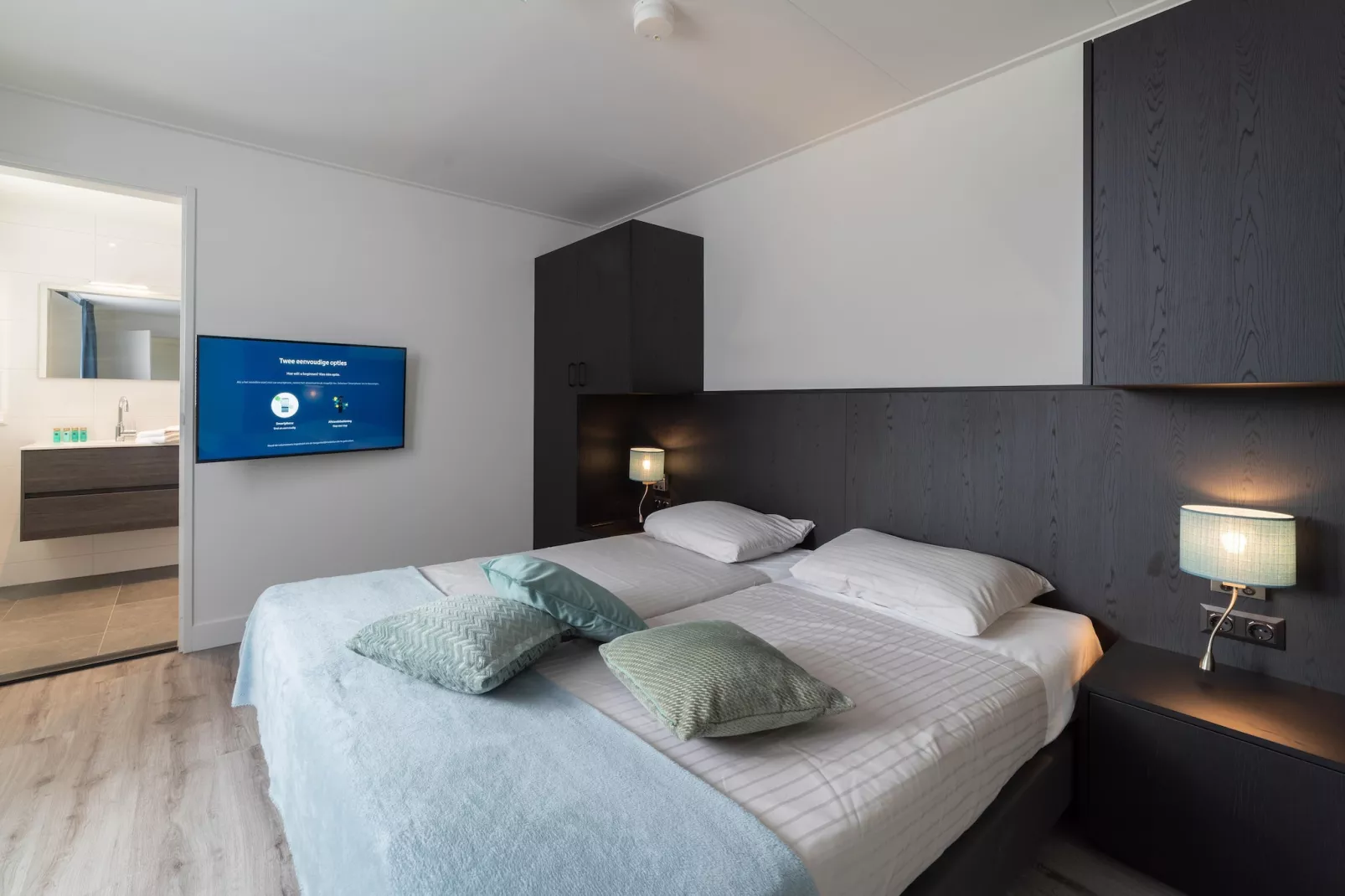 Charming Beveland met jacuzzi en buitensauna-Bedroom