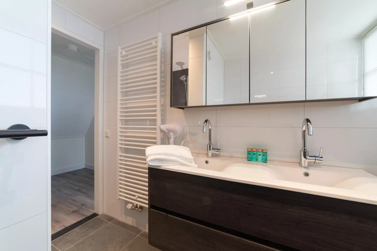 Charming Beveland met jacuzzi en buitensauna-Bathroom