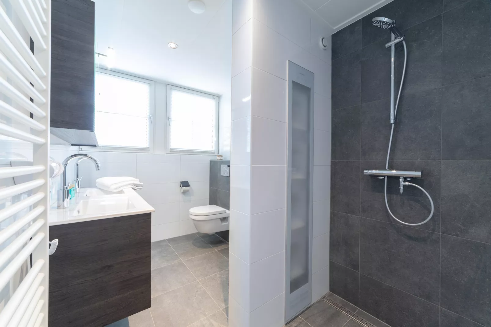 Charming Beveland met jacuzzi en buitensauna-Bathroom