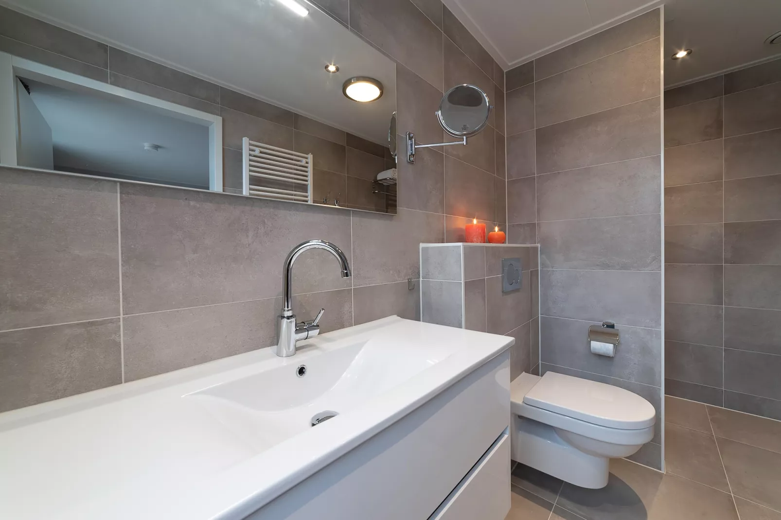 Charming Beveland met jacuzzi en buitensauna-Bathroom