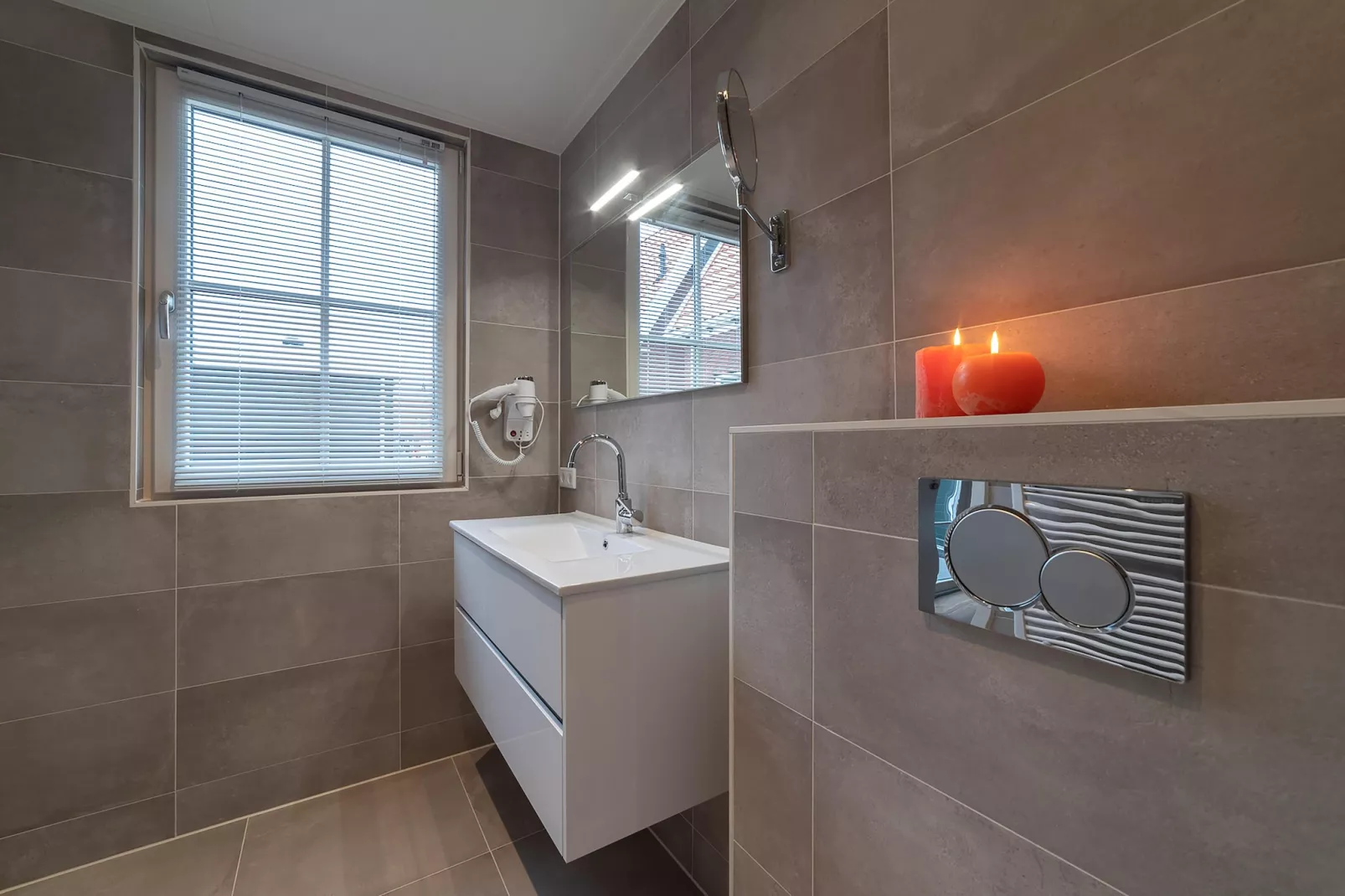 Charming Beveland met jacuzzi en buitensauna-Bathroom