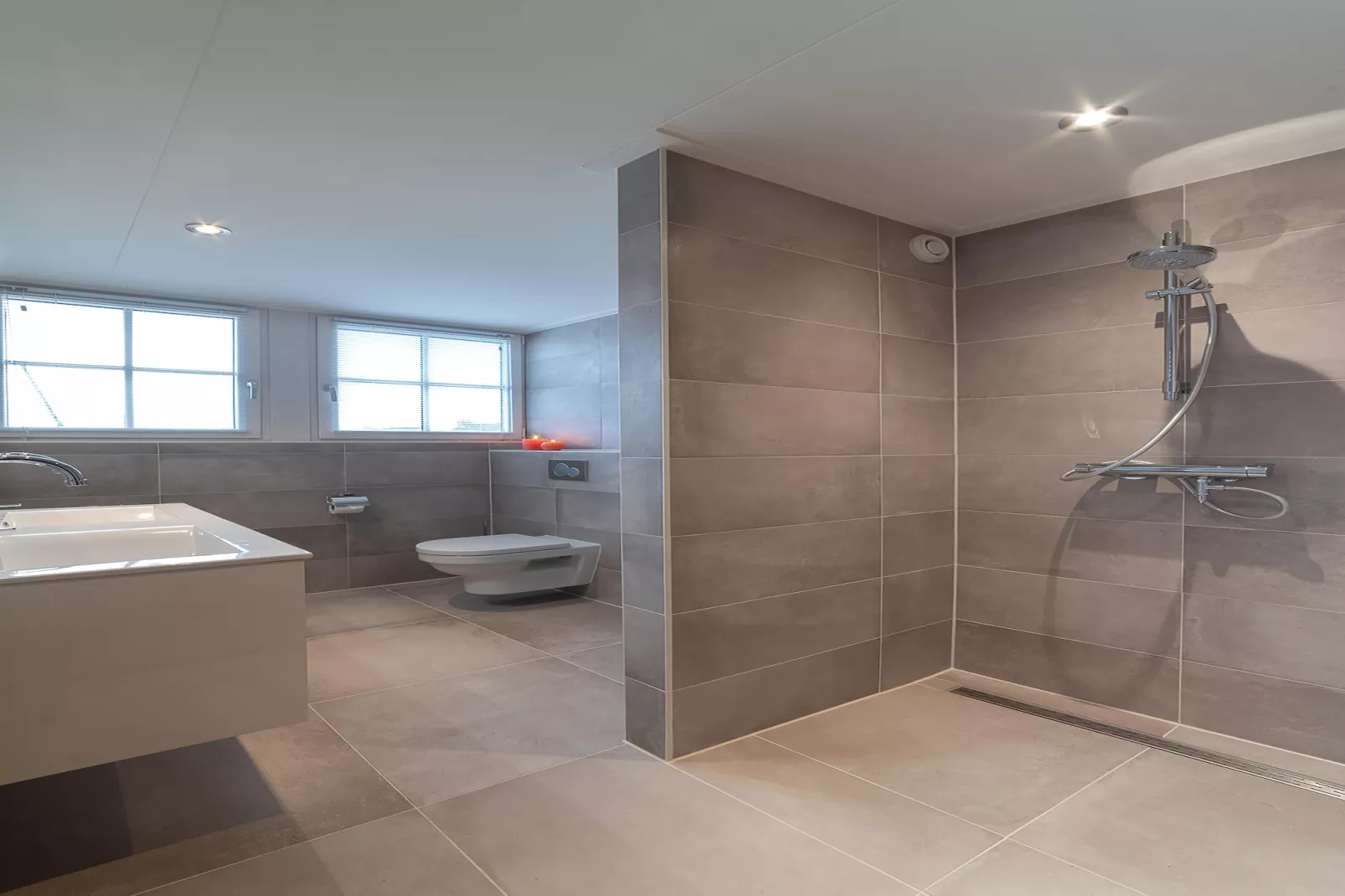 Charming Beveland met jacuzzi en buitensauna-Bathroom