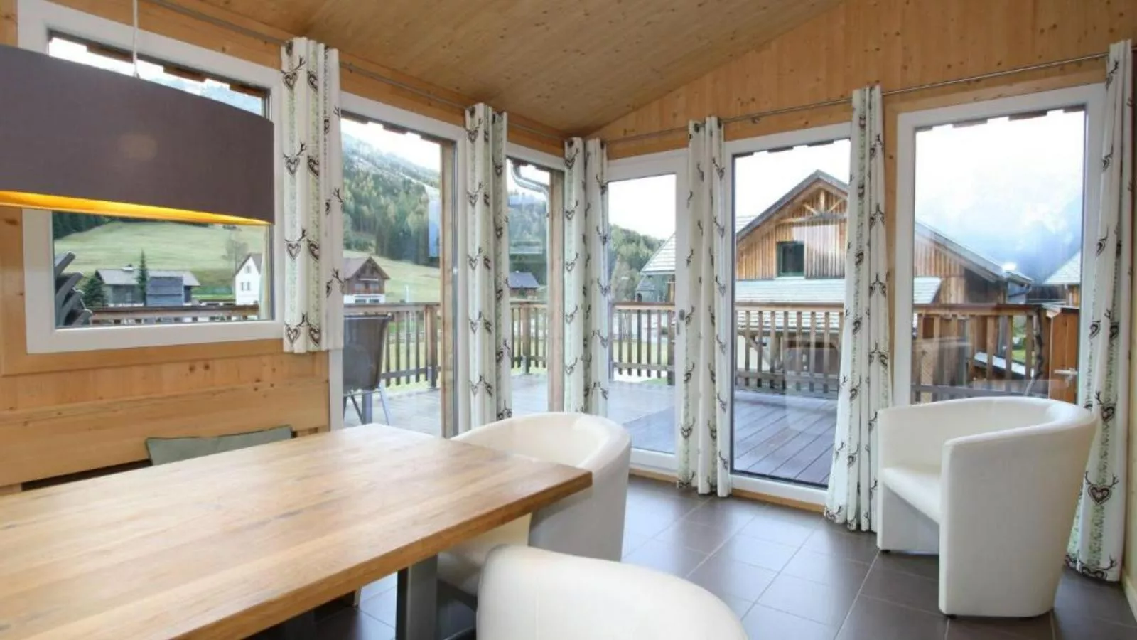 Heidi und Peter-Dining room
