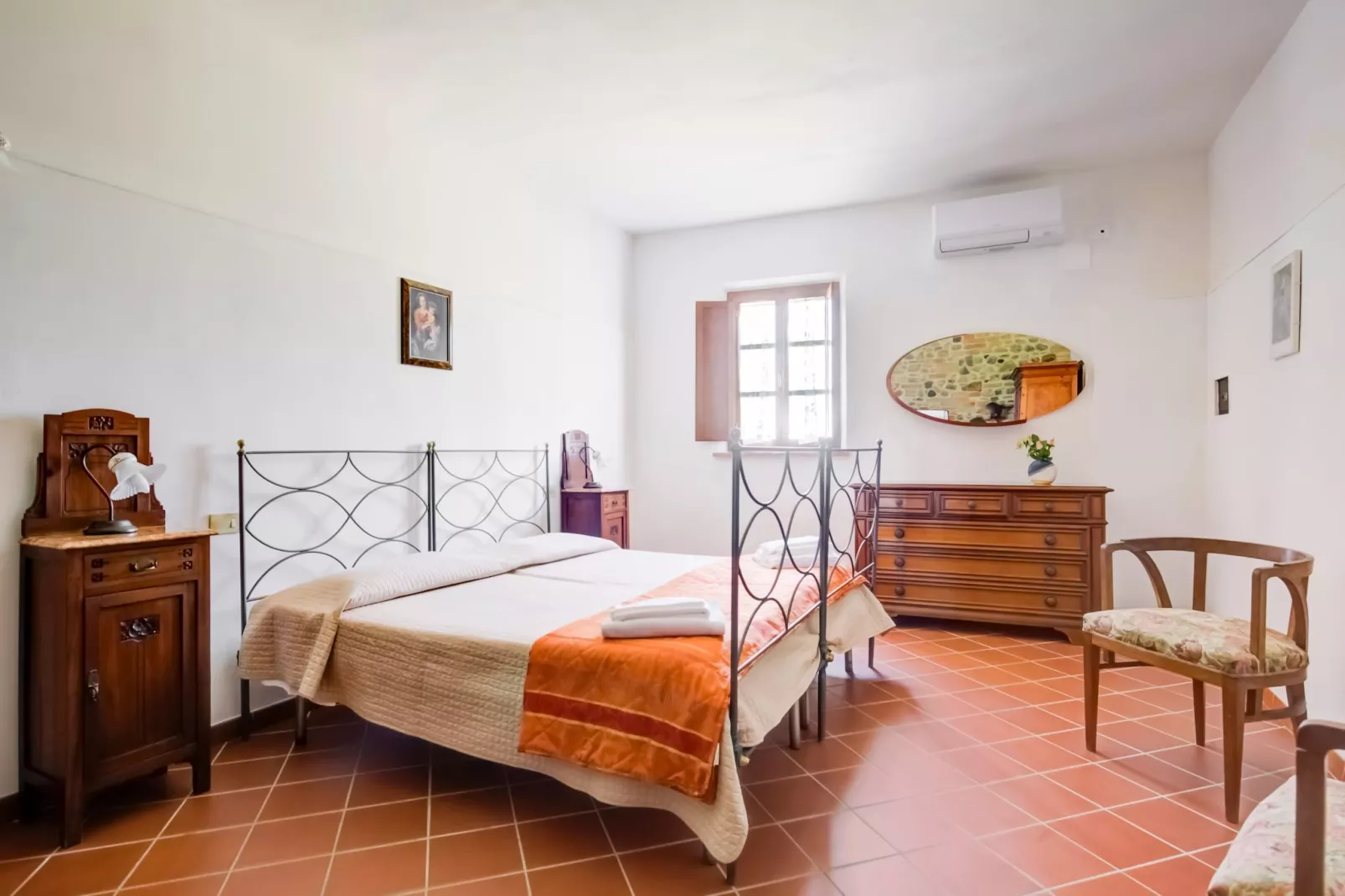 Girasole-Bedroom