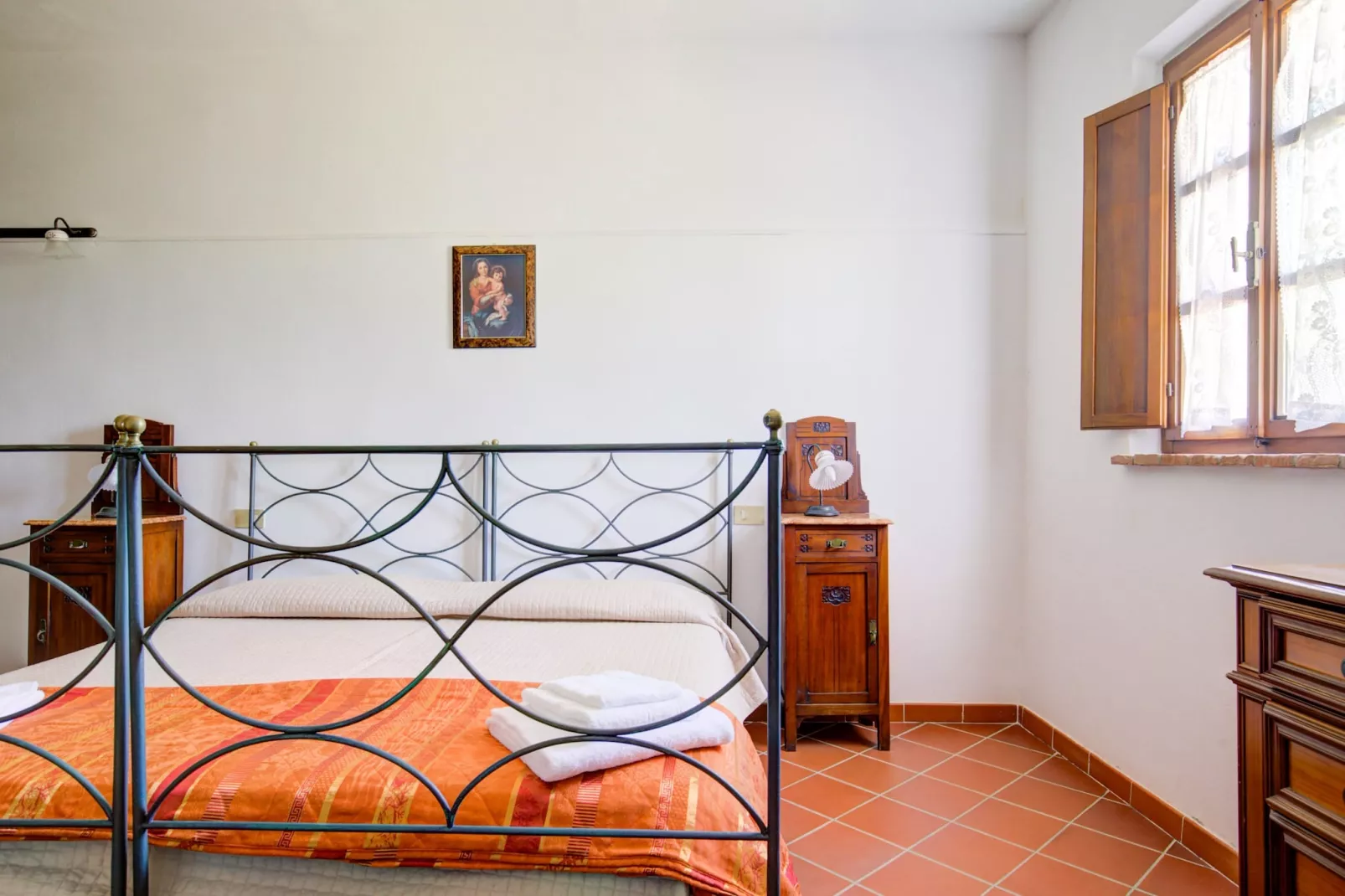 Girasole-Bedroom
