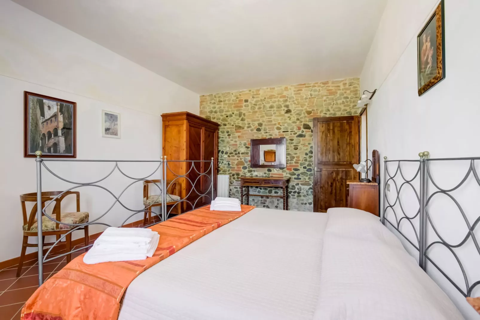 Girasole-Bedroom