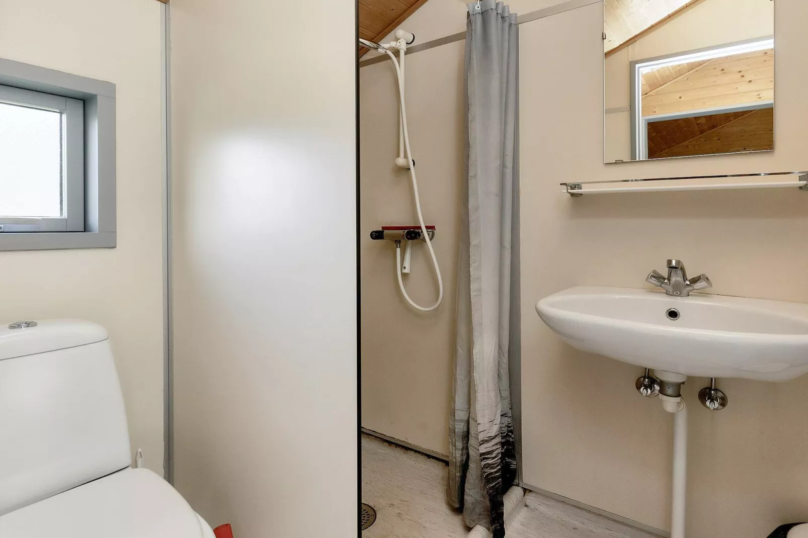 Kahyt med toilet og brusebad(L5)-Indoor