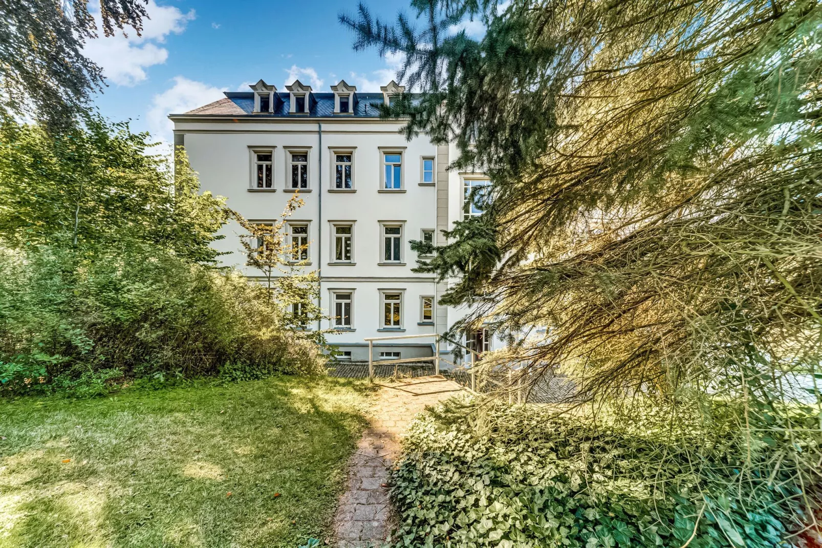 Villa im Erzgebirge-Exterior in summer