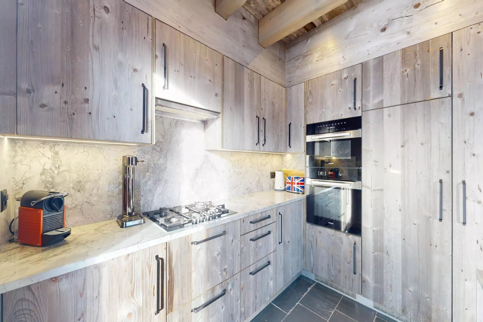 Ecureuil noir COSY & QUIET chalet 10 personnes-Cuisine