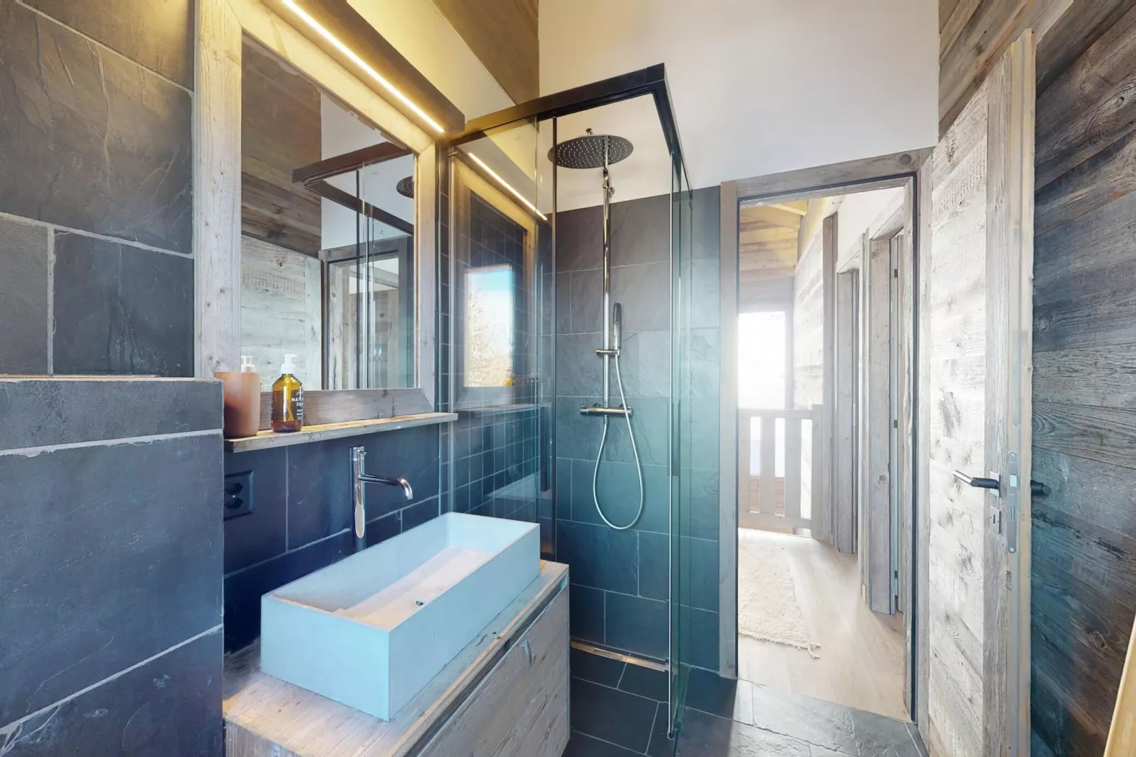 Ecureuil noir COSY & QUIET chalet 10 personnes-Salle de bain