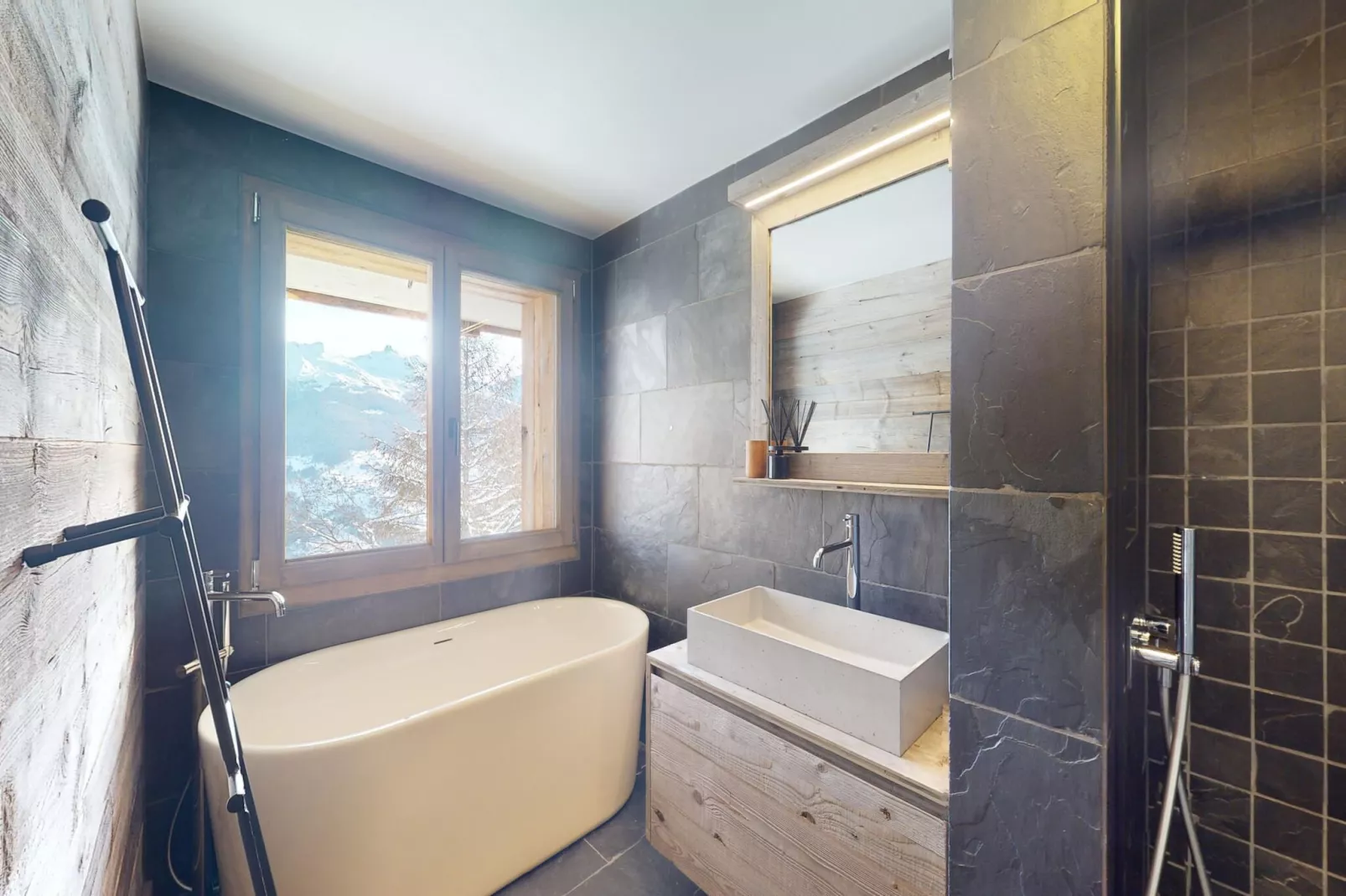 Ecureuil noir COSY & QUIET chalet 10 personnes-Salle de bain