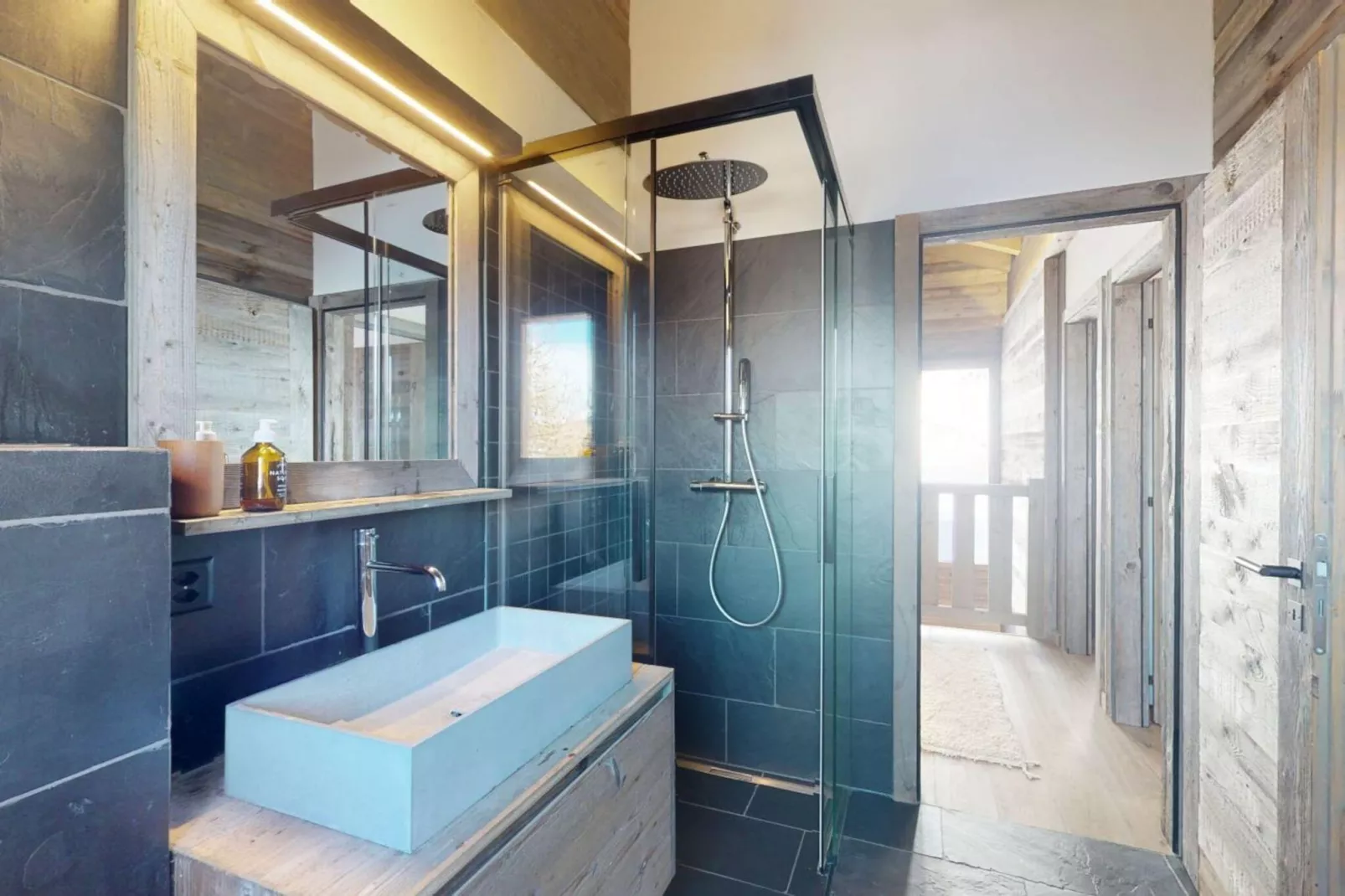 Ecureuil noir COSY & QUIET chalet 10 personnes-Salle de bain