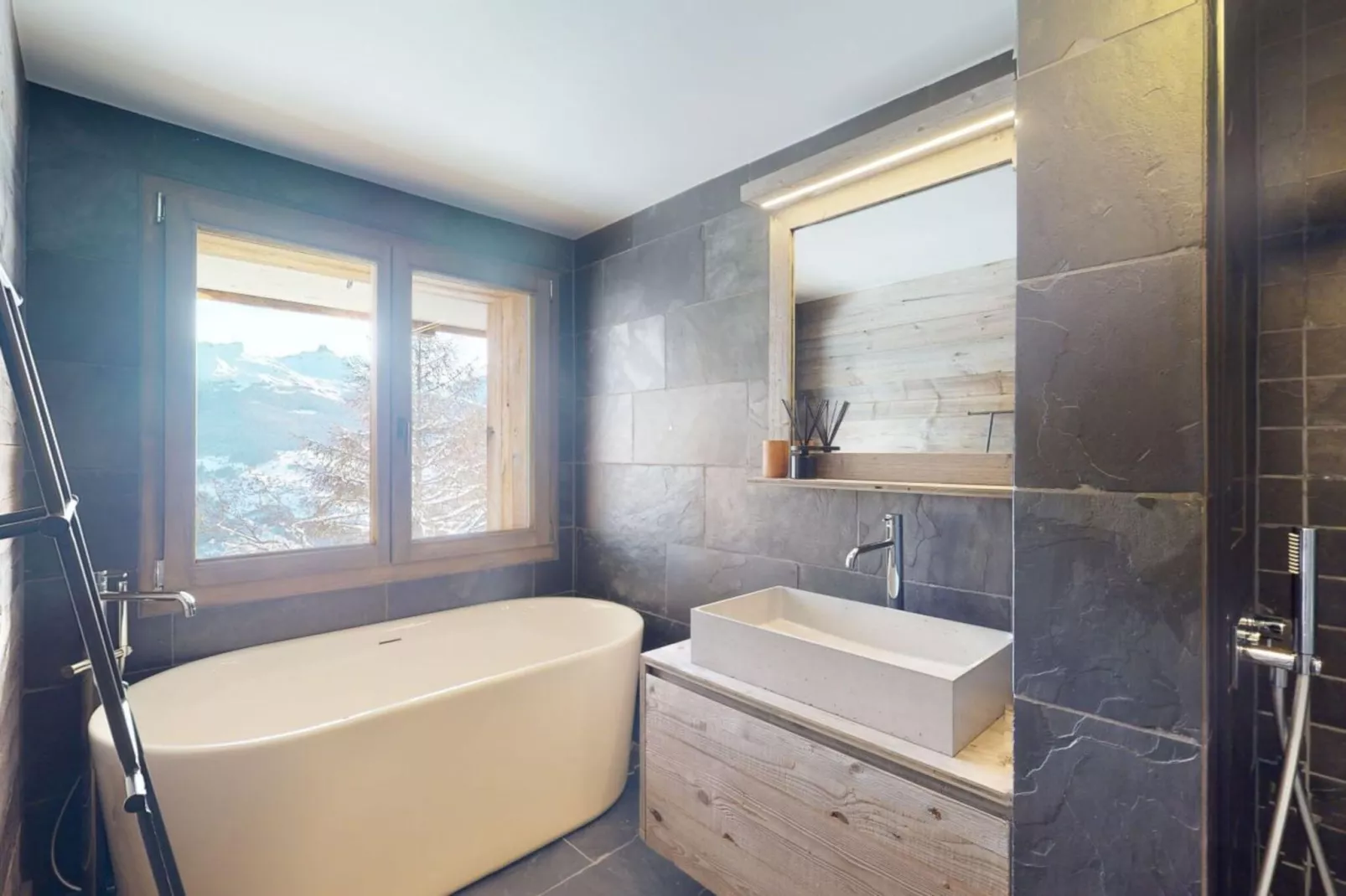 Ecureuil noir COSY & QUIET chalet 10 personnes-Salle de bain
