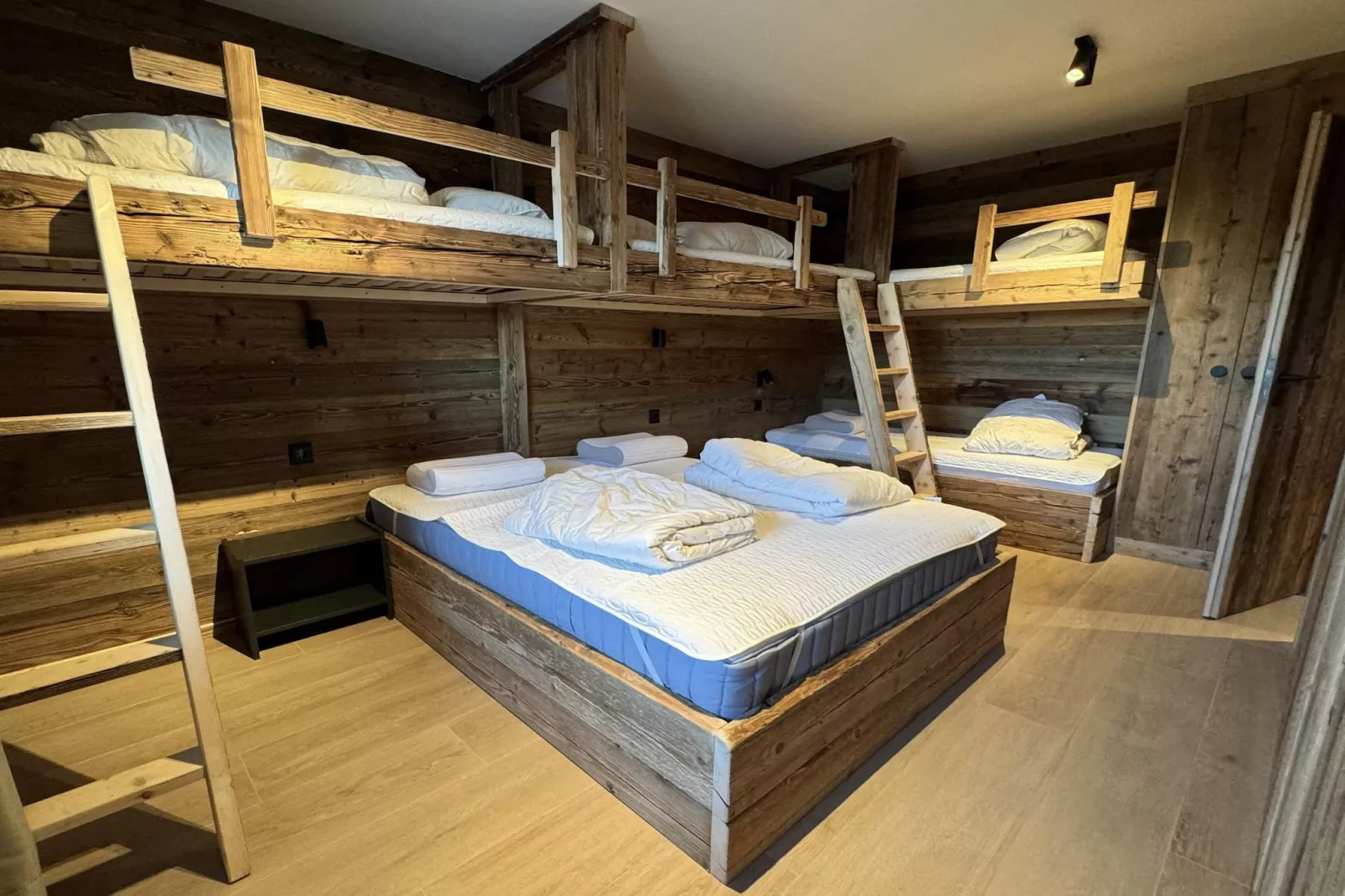 Paradis Perdu SKI IN & QUIET chalet 14 personnes-Bedroom
