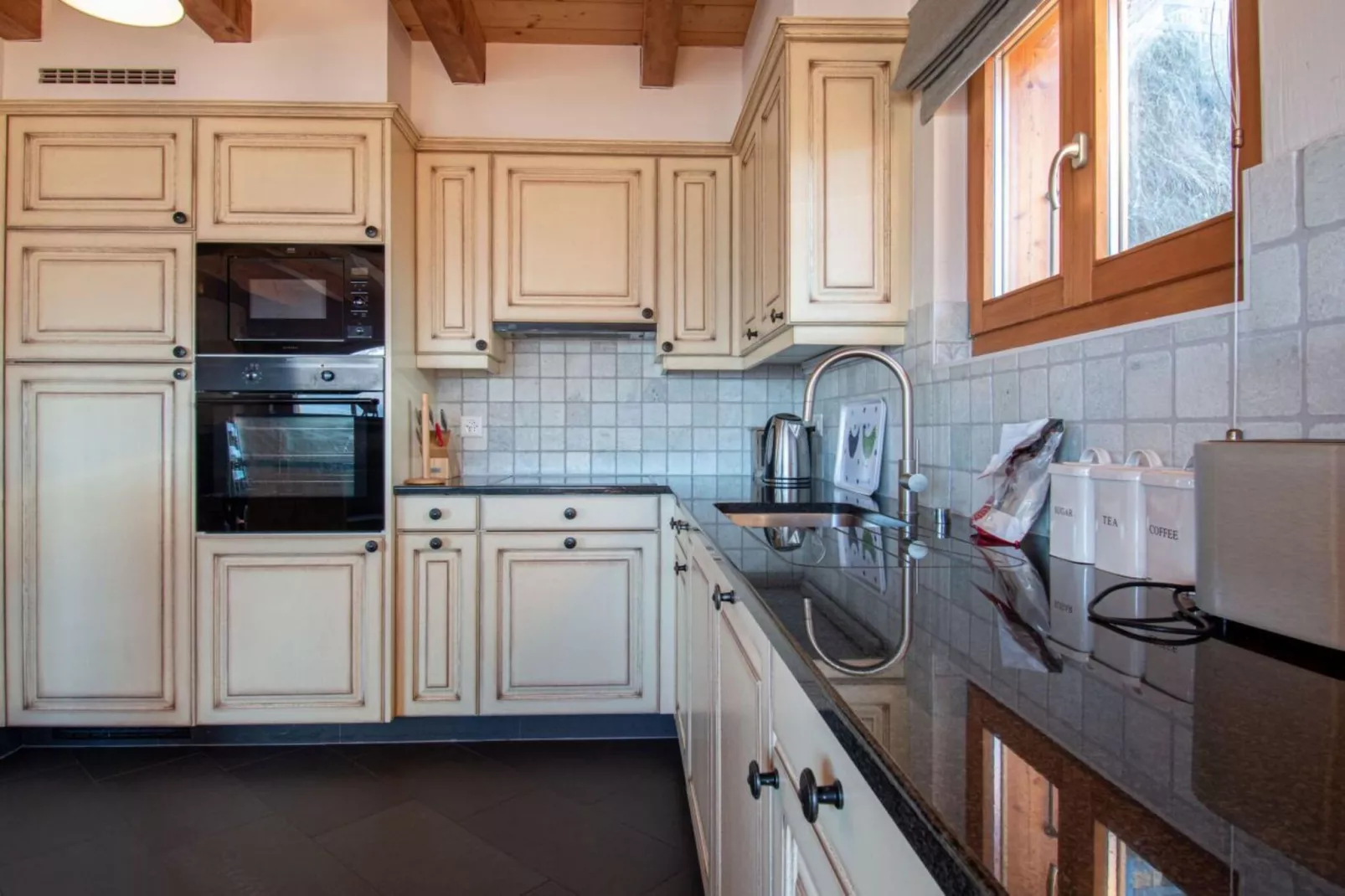 Hirondelle JACUZZI & LUXURY chalet 12 pers-Kitchen