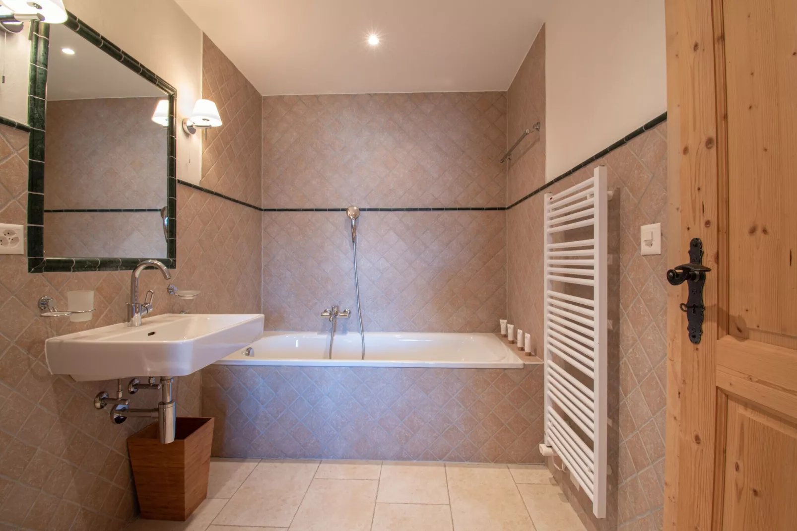 Hirondelle JACUZZI & LUXURY chalet 12 pers-Bathroom