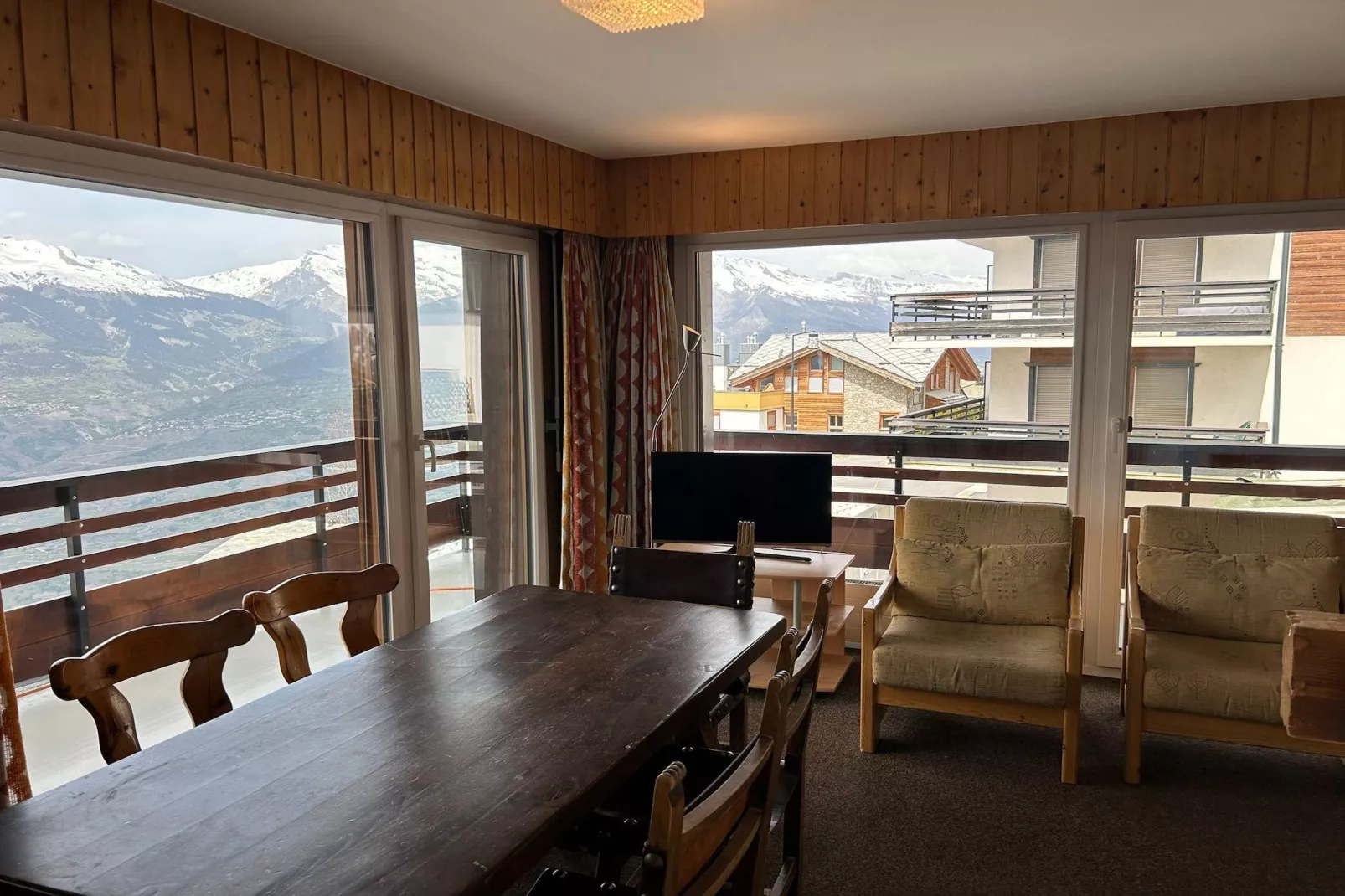 Diablerets D 010 -MOUNTAIN apartment 6 pers-Dining room