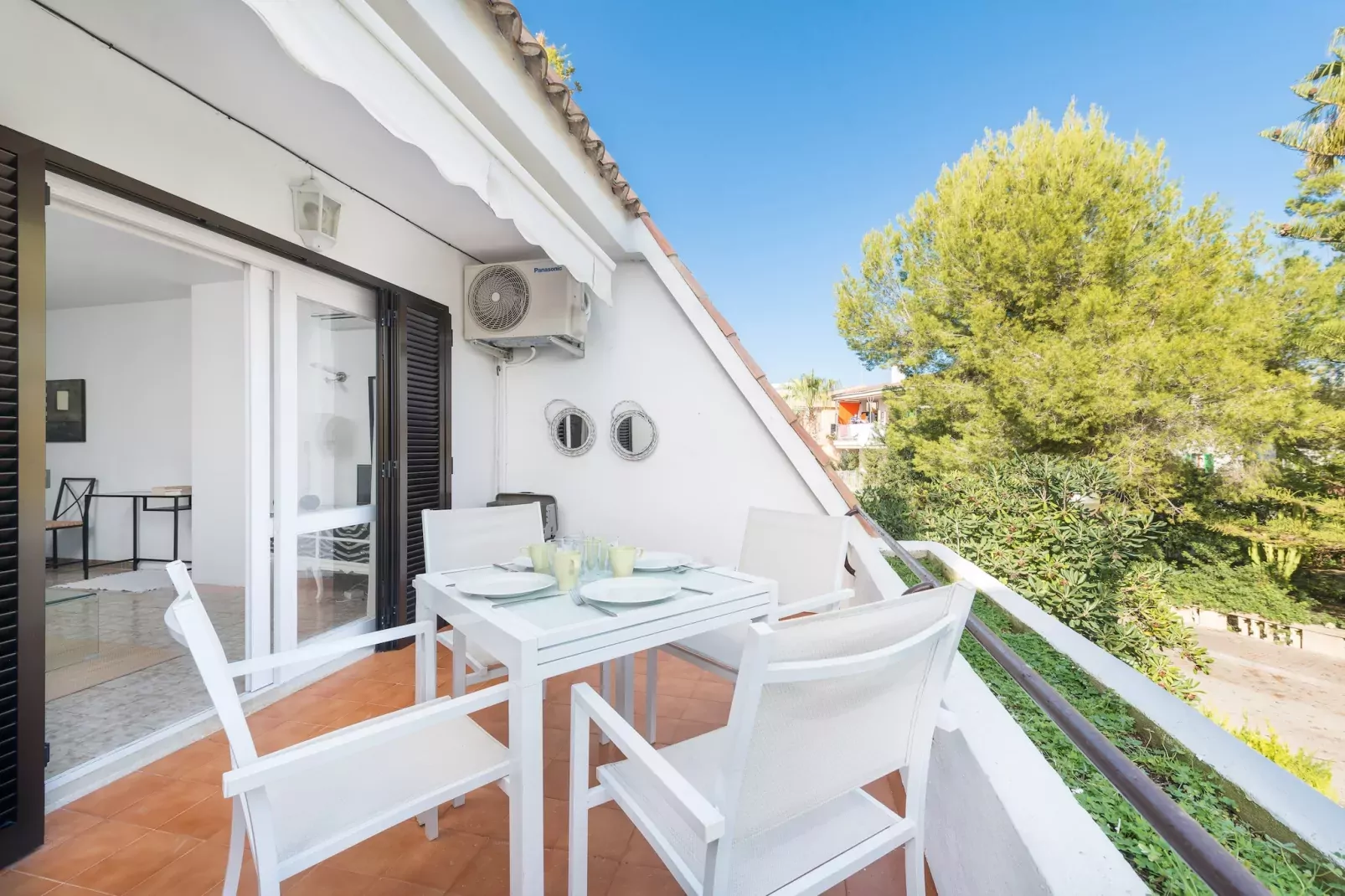 Mercuri - Exterior in summer