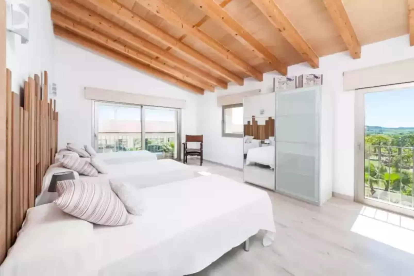 Son Perot-Bedroom