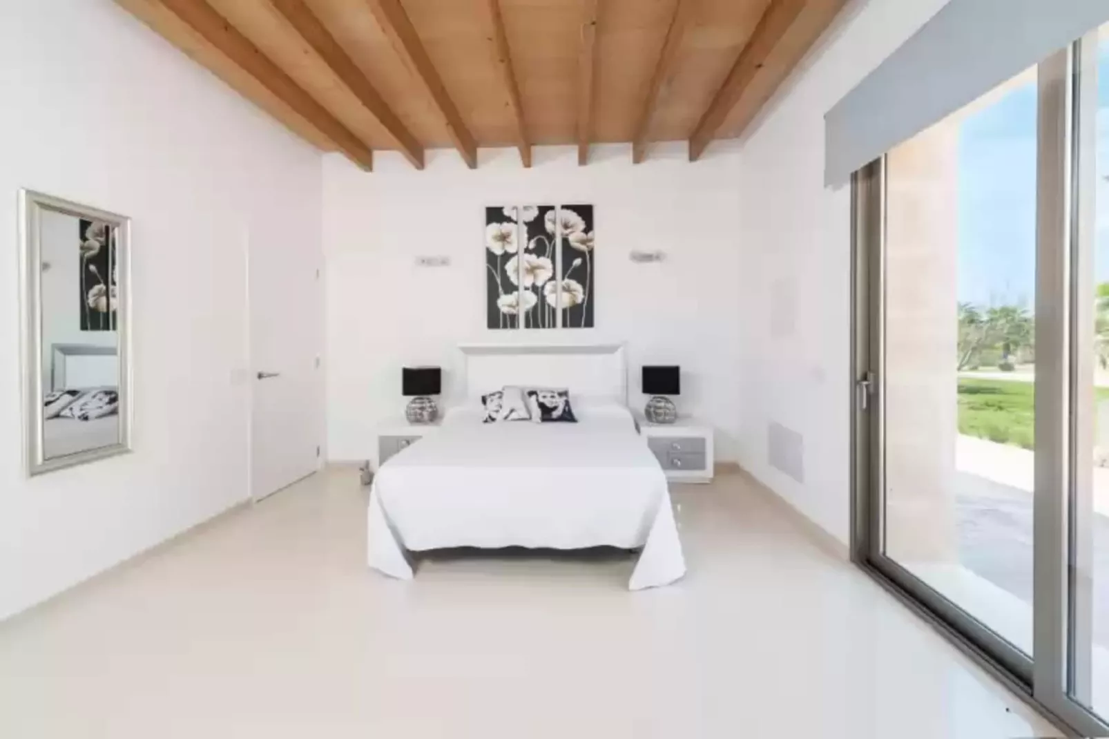 Son Perot-Bedroom