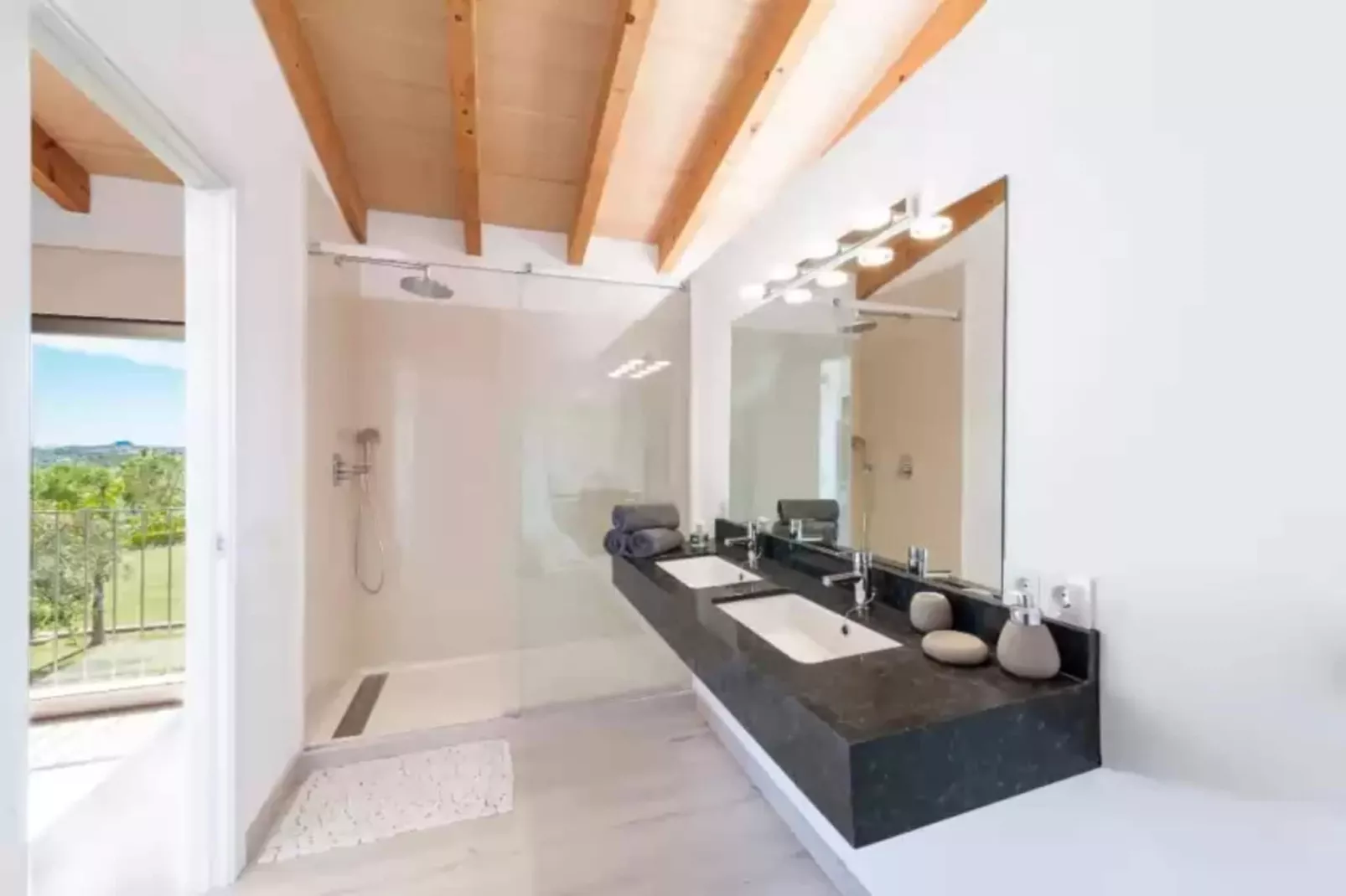 Son Perot-Bathroom