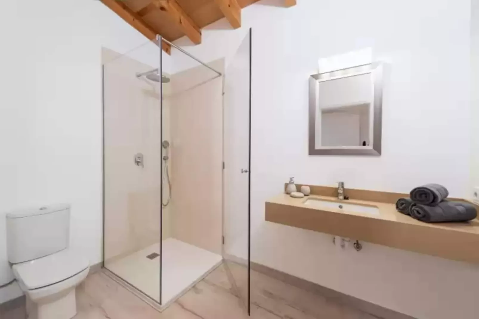 Son Perot-Bathroom