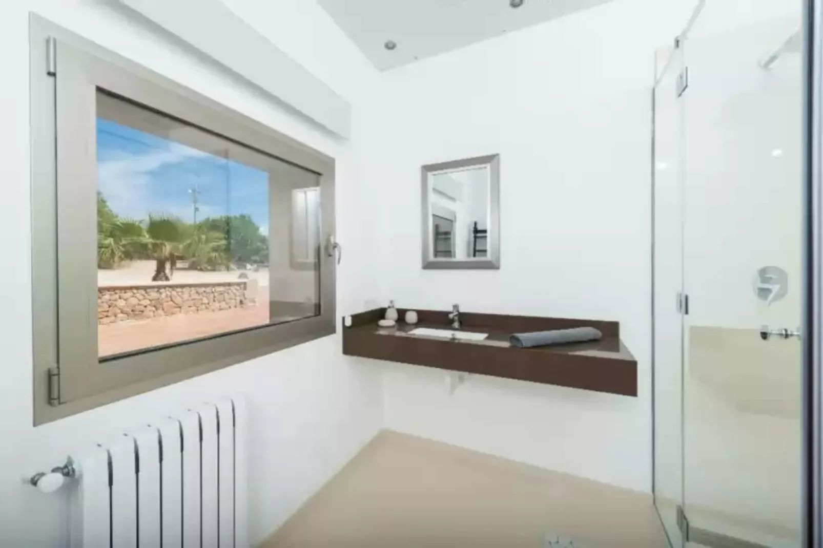 Son Perot-Bathroom