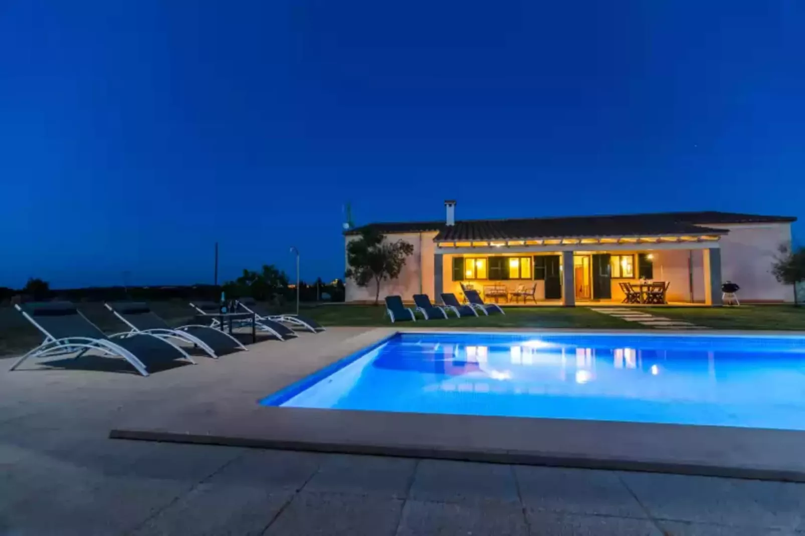 S'estacio-Exterior summer