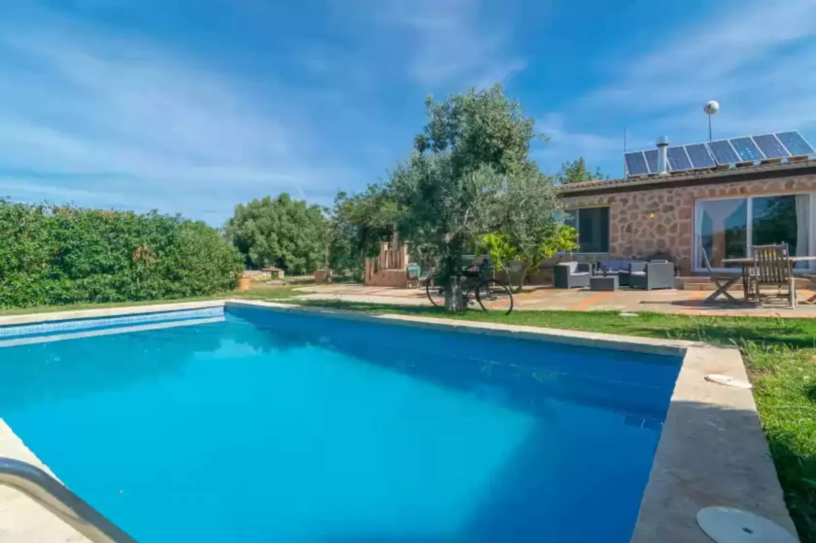 Son Blau-Pool