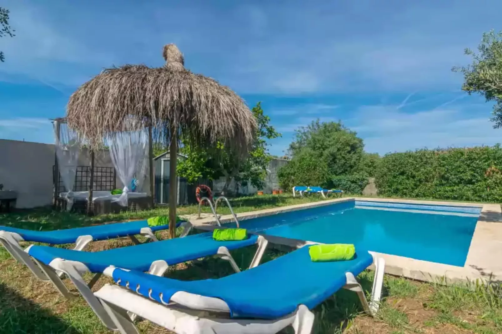 Son Blau-Pool