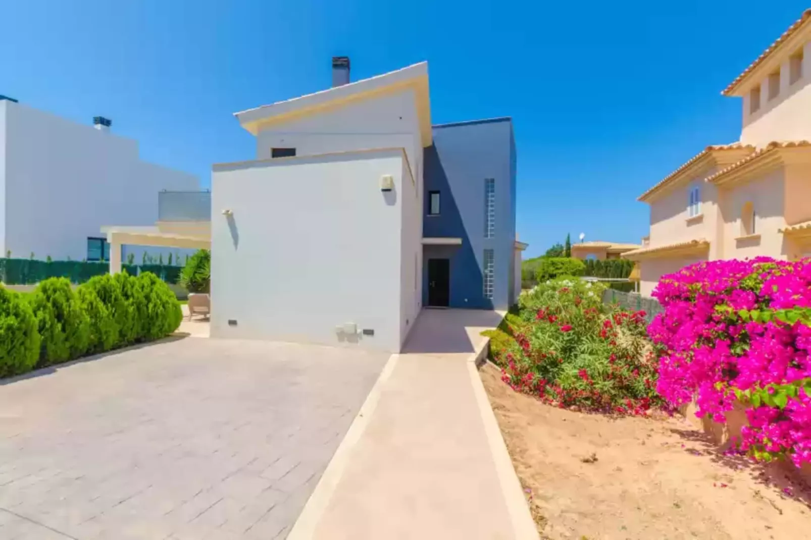 La Primera-Exterior summer