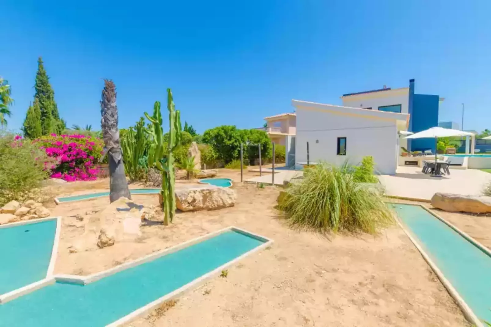 La Primera-Exterior summer