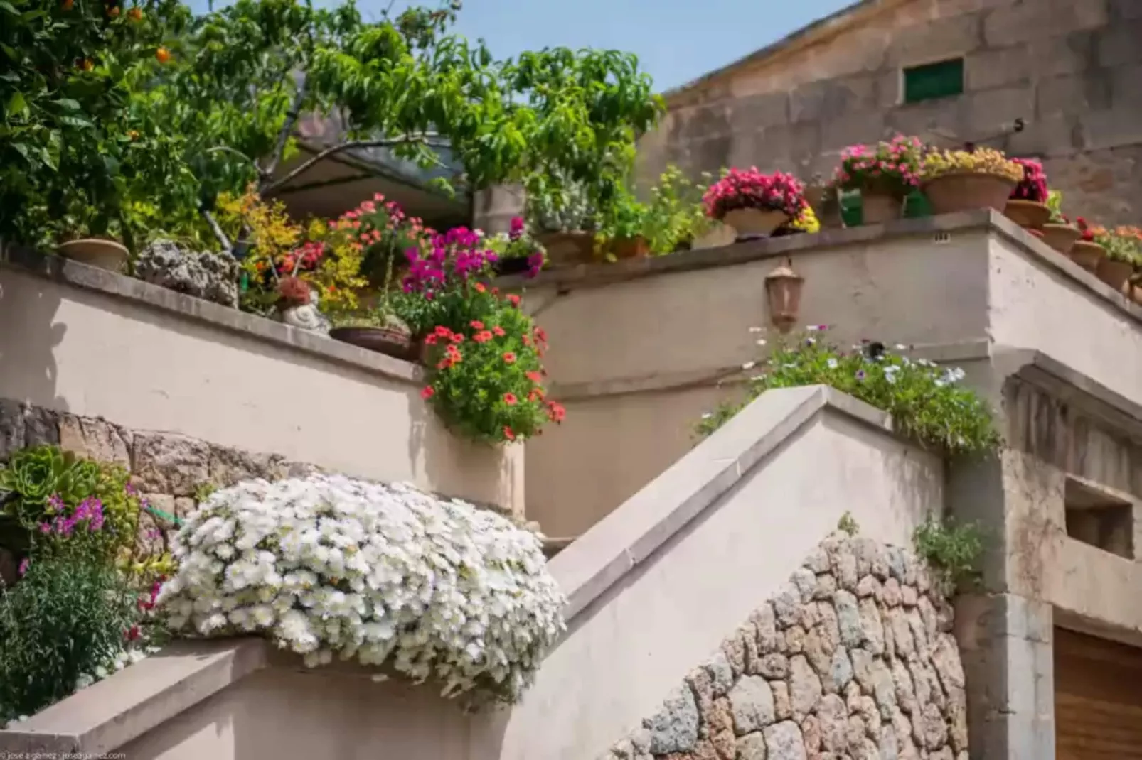 Circe-Exterior summer