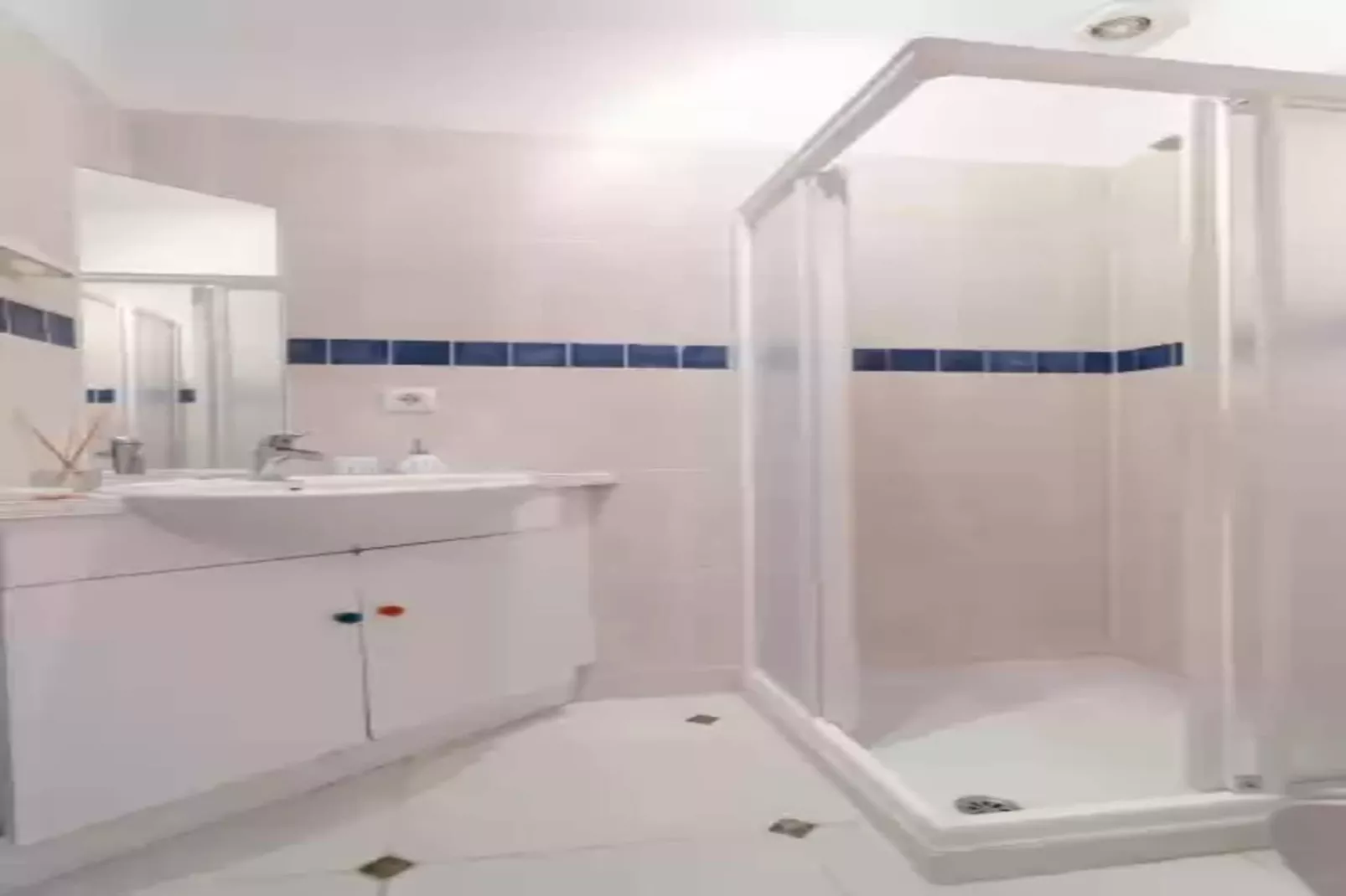 Cas Faroler-Bathroom