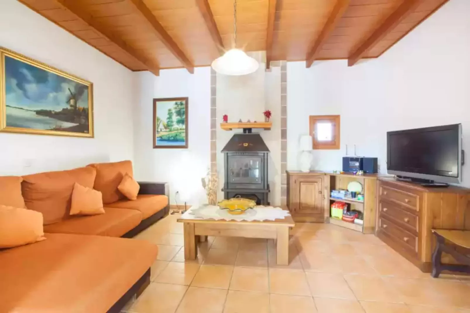Son Segi-Living room