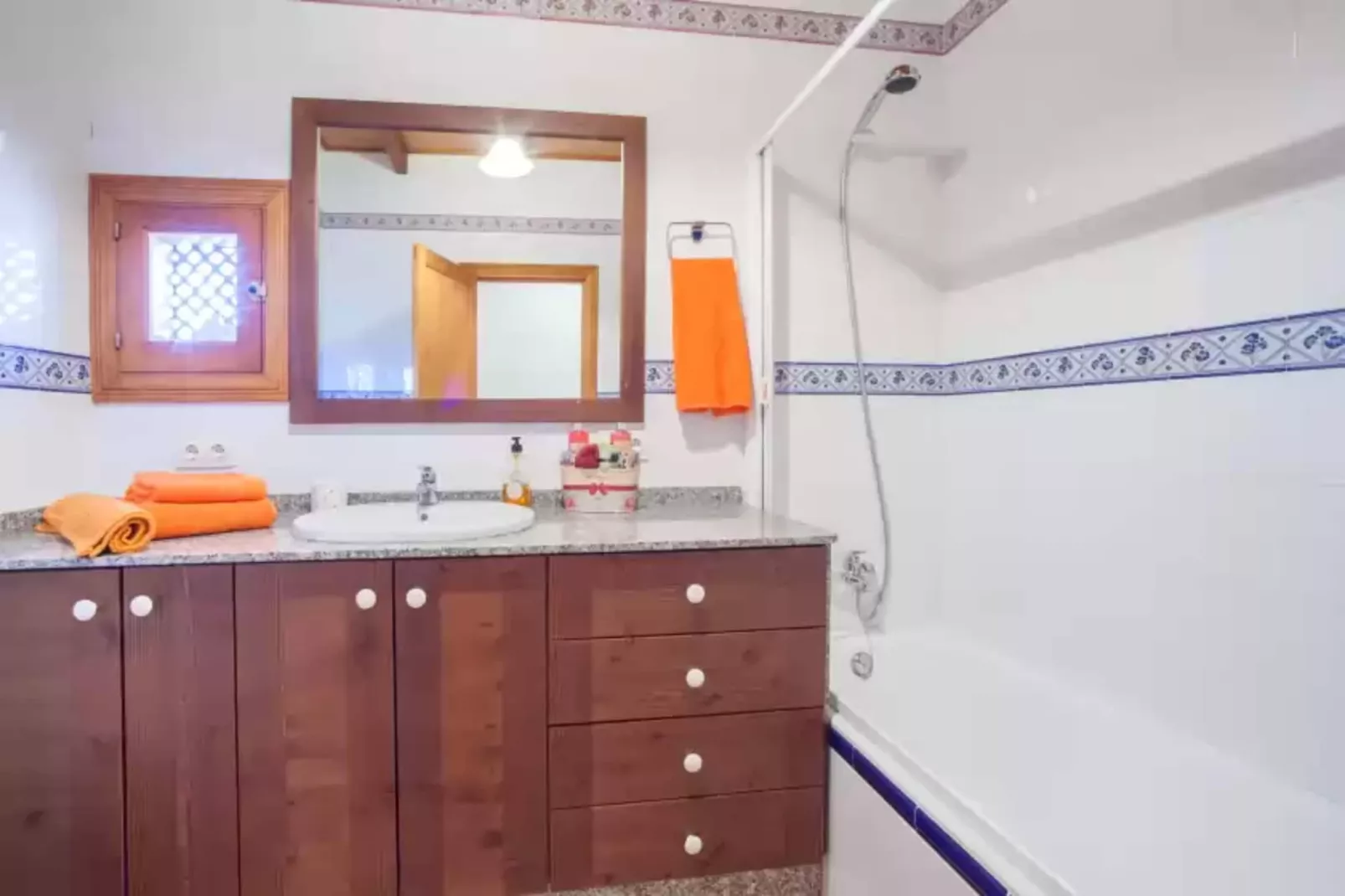 Son Segi-Bathroom