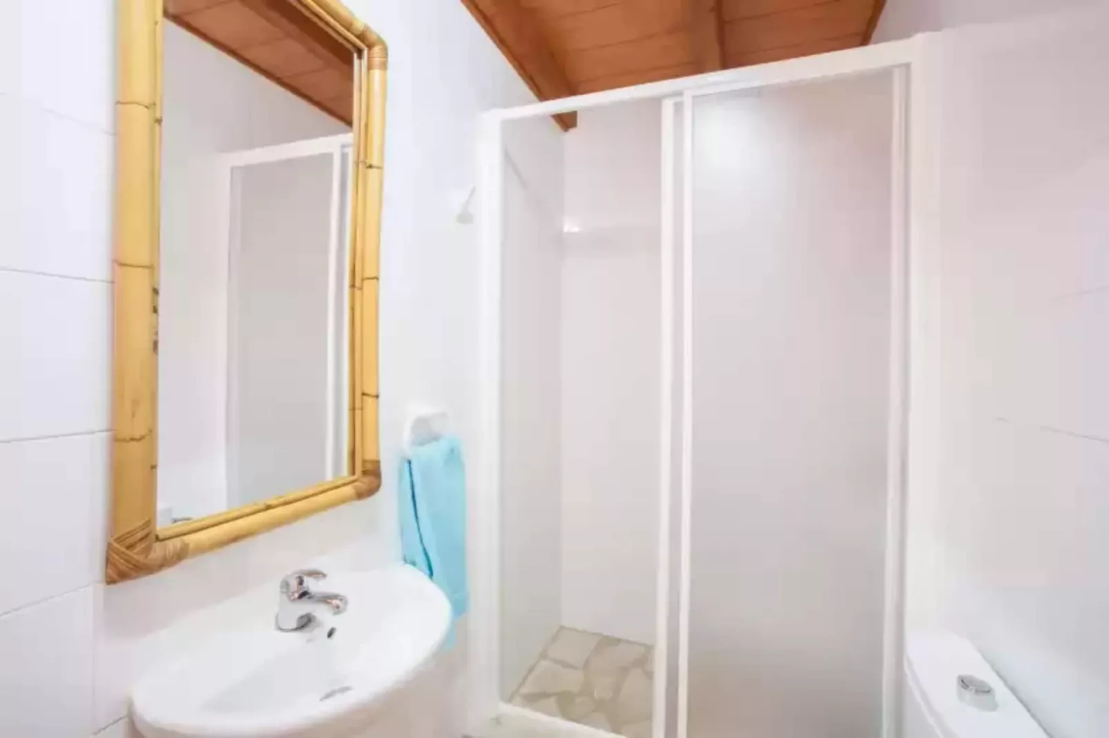 Son Segi-Bathroom
