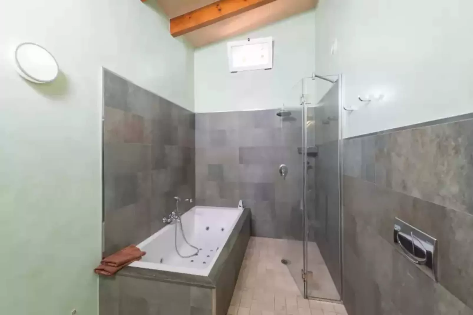 Son Frau-Bathroom