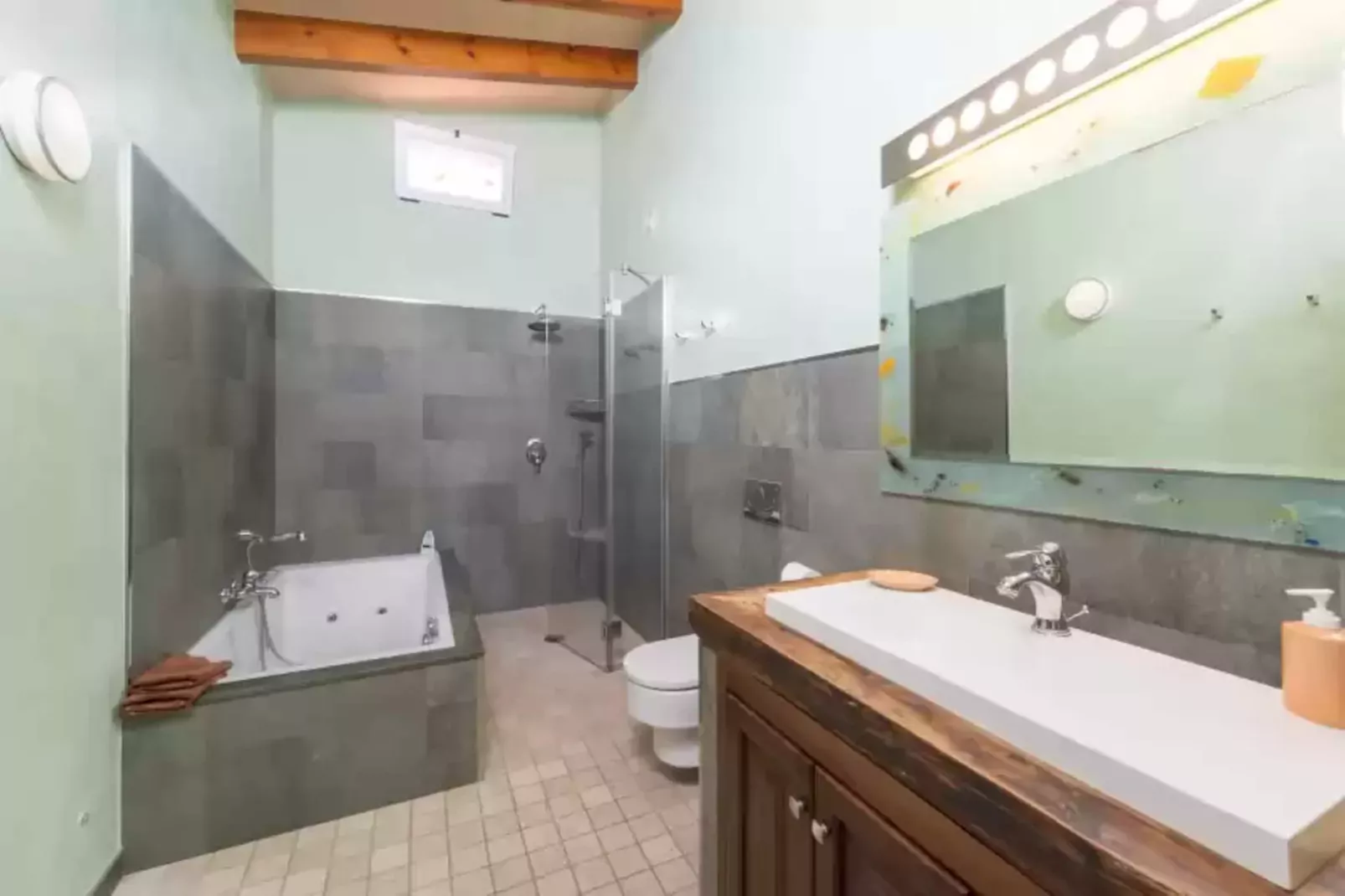Son Frau-Bathroom