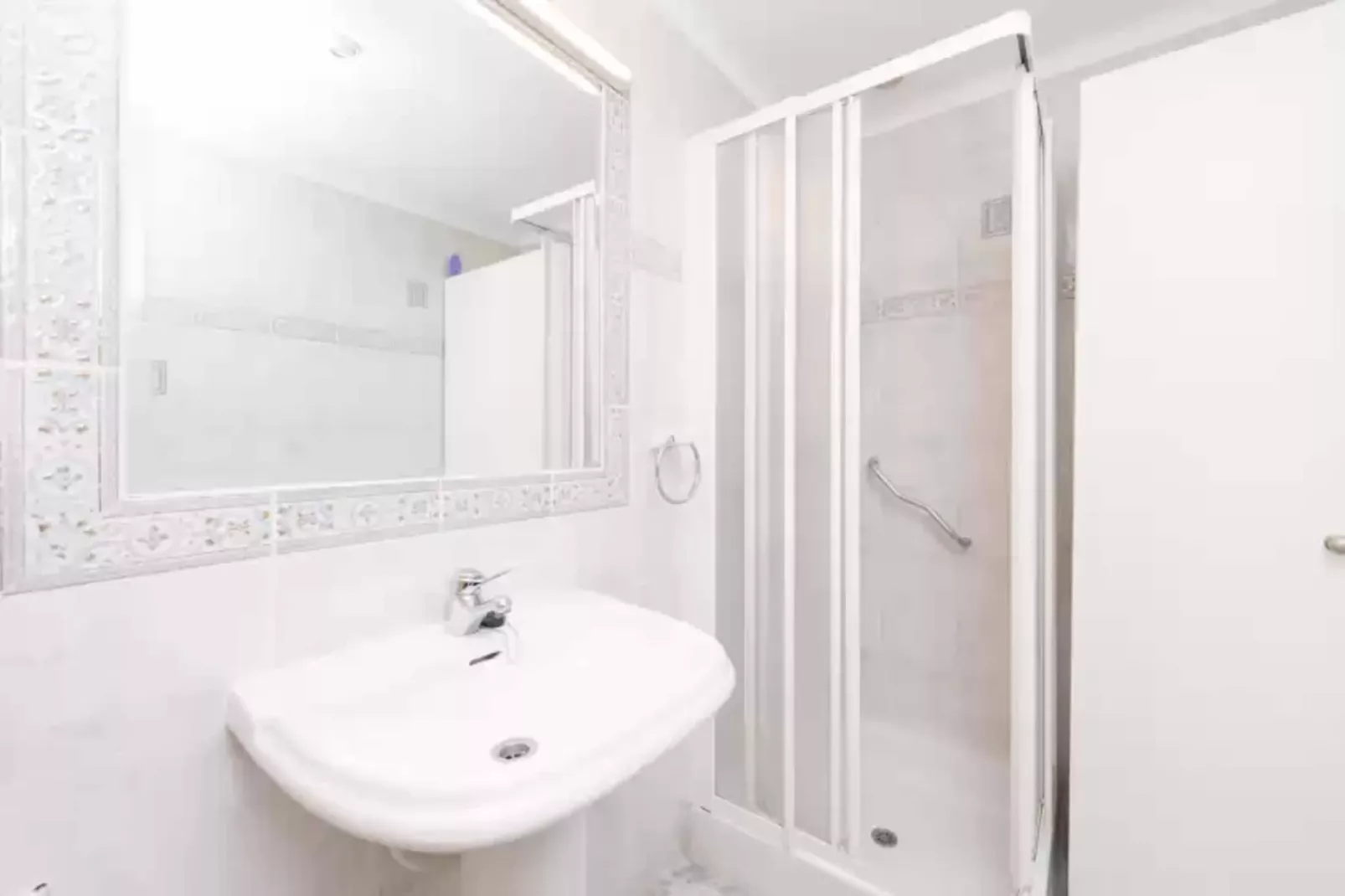 Europa 3b-Bathroom