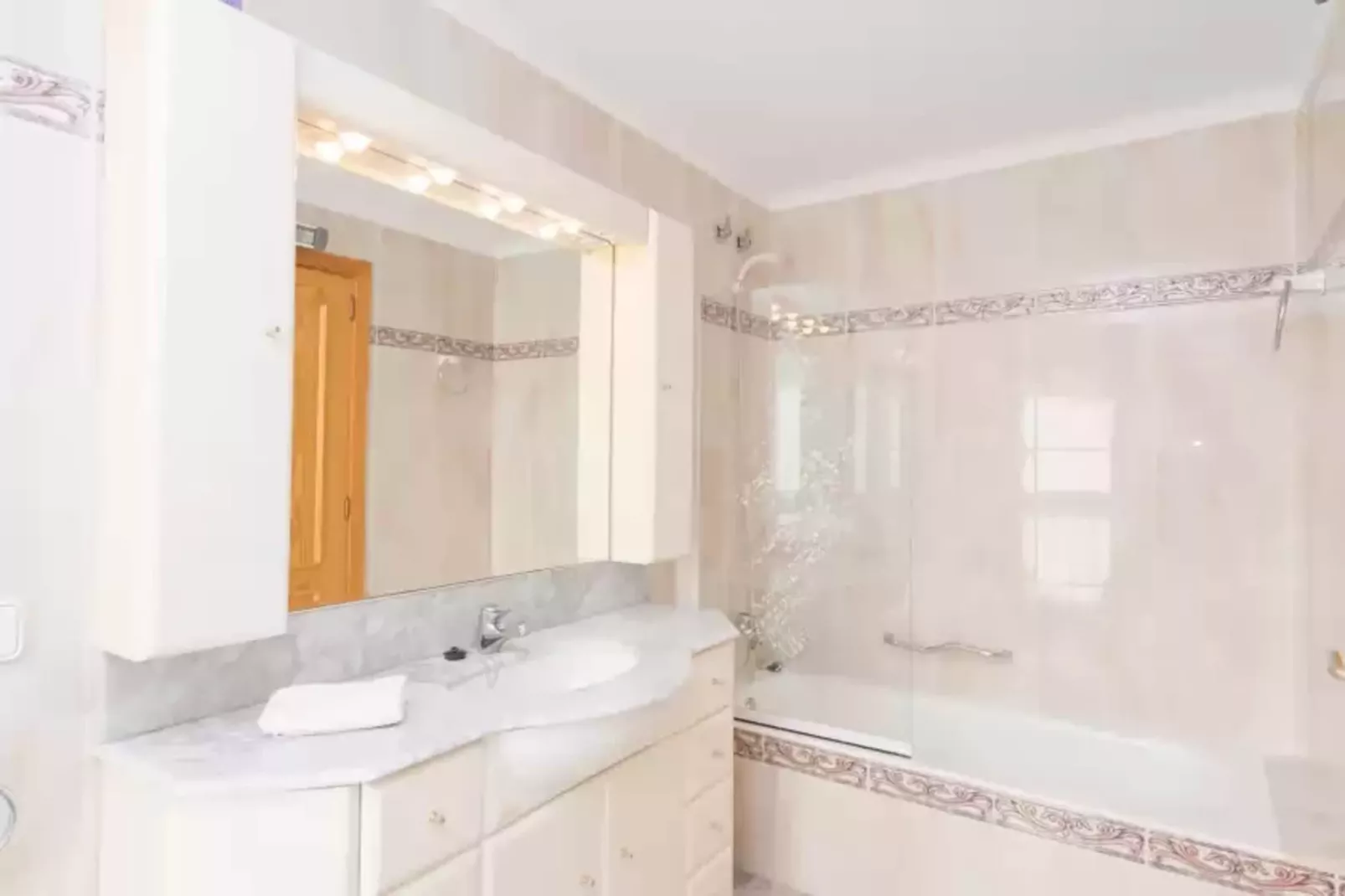 Europa 3b-Bathroom