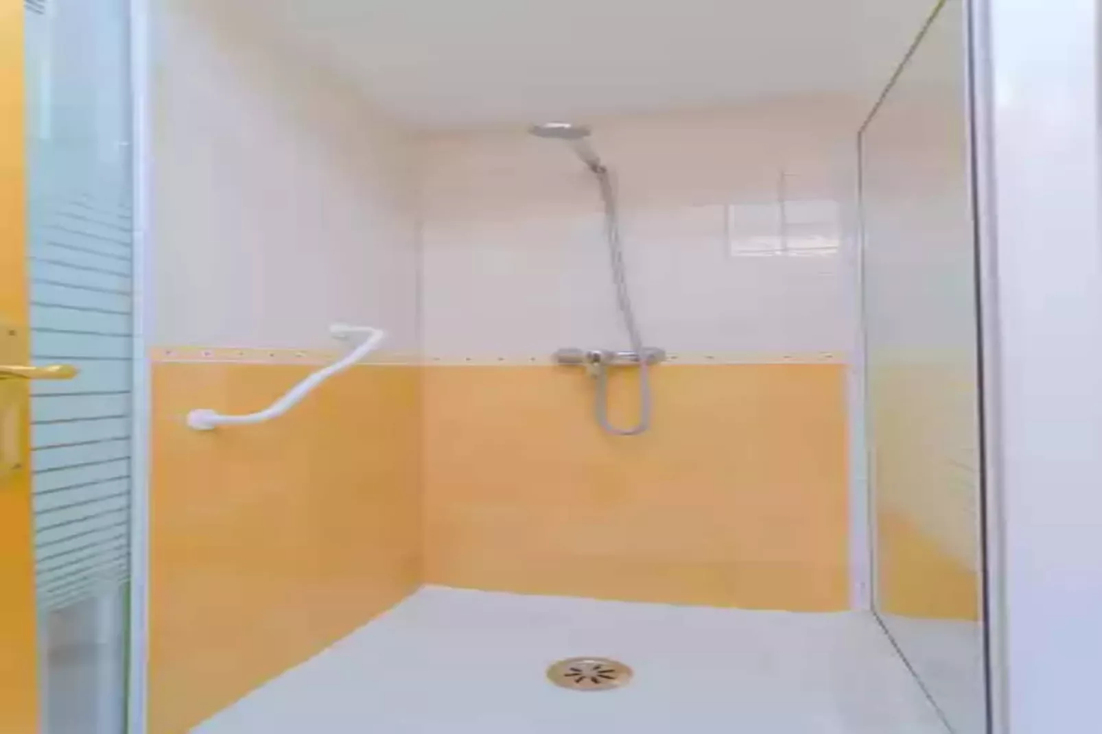 Can Salas-Bathroom