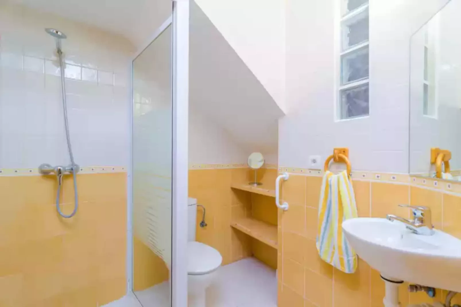 Can Salas-Bathroom